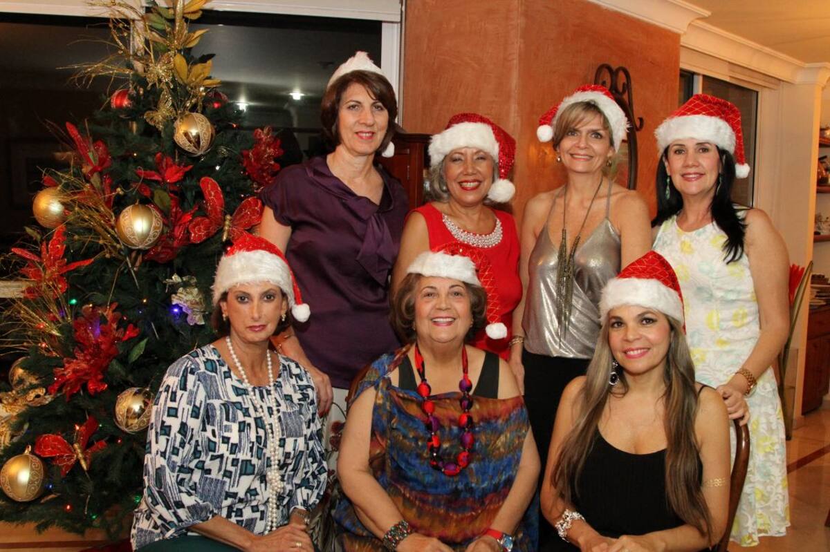De pie: Sonia Gedeón, Manuela Berrocal, Claudia Méndez y Esperanza De Lavalle; sentadas: Marta Bajaire, Luchy Del Portillo de Paternina y Eulalia Pinedo.