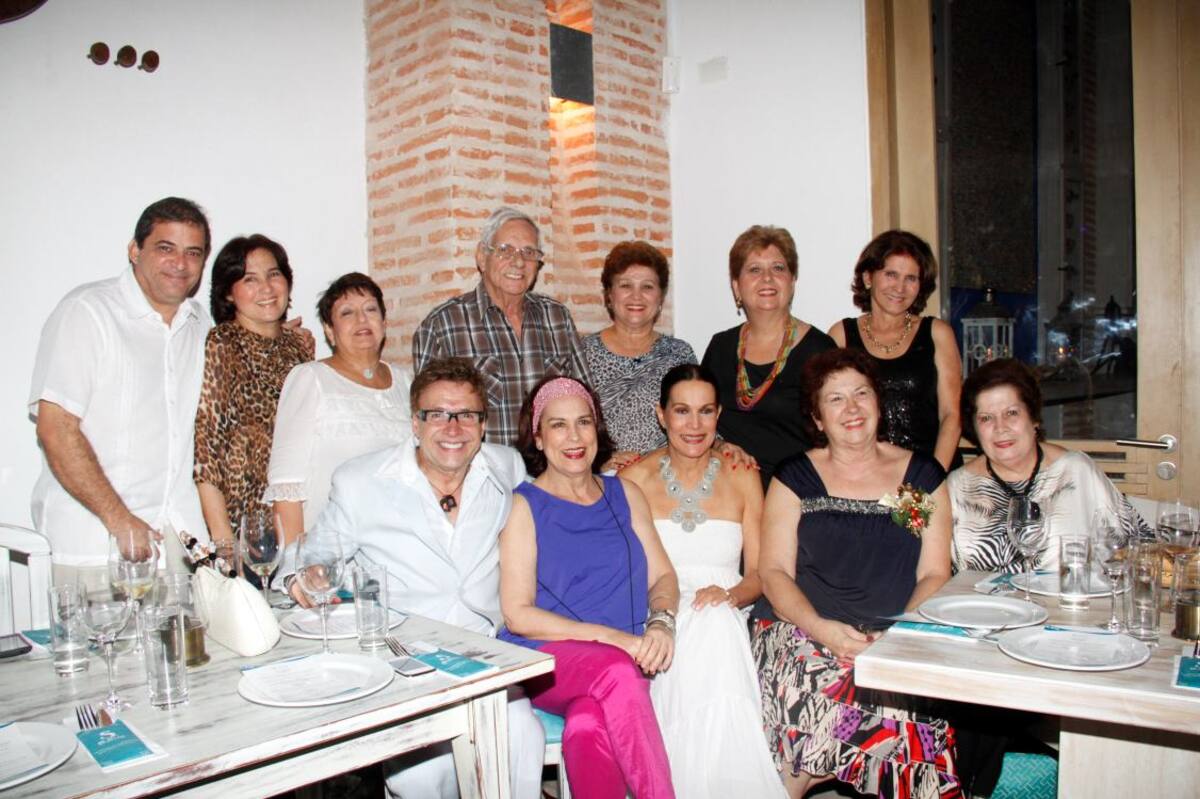 De Pie: Gustavo Delgado, Verónica Covo, Mercedes Suárez, Ricardo Daza, Rocío Covo, Cecilia De la Vega y Anita Covo; sentados: Jairo Martínez, Julieta Covo, Gloria Covo, Raquel Ochoa y Nora Covo.