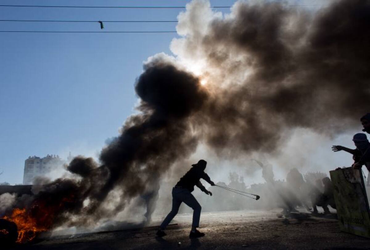 Tras las oraciones del mediodía del viernes grupos de jóvenes en Cisjordania y Gaza se dirigieron a los puestos de control militares israelíes y les lanzaron piedras y cócteles molotov. AP Nasser Shiyoukhi