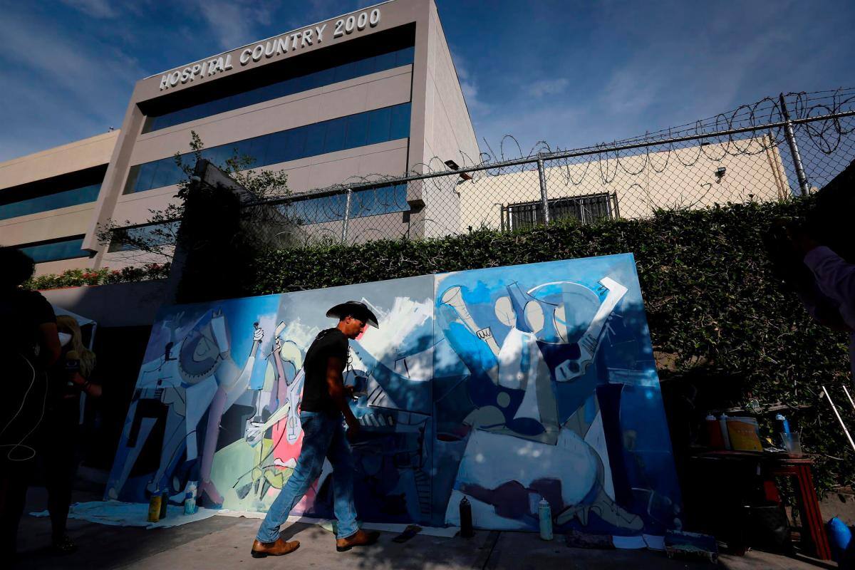Fans pintan un mural y dejan flores por salud de Vicente Fernández