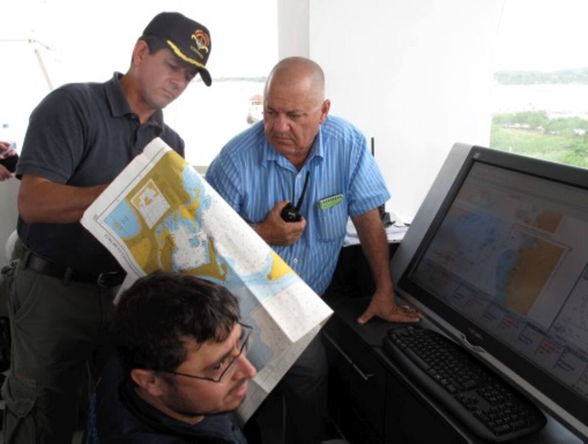 El capitán Carlos Polanía, de la Armada Nacional; Miki Peleg, Gerente General de EDT Marine Construction; y Haim Cohen (sentado), Especialista de Sistemas y Comunicaciones de EDT Marine Construction, dirigieron la operación de salida del Emisario Submarino de la bahía de Cartagena desde el último piso de la Estación de Pilotos San José, en Bocachica, sin un solo tropiezo.