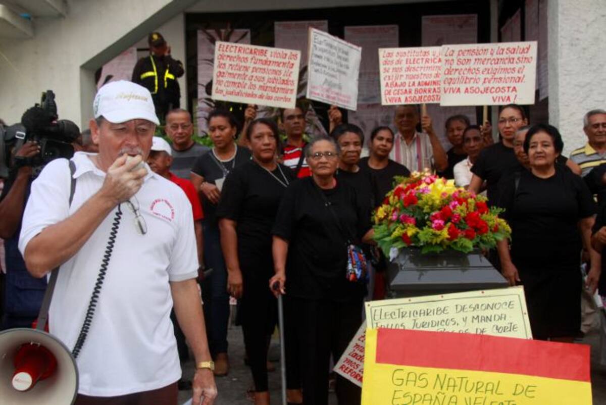 Las viudas se vistieron de luto y lloraron frente a un ataúd para protestar por los supuestos atropellos. Lorena Henriquez Laborde - El Universal
