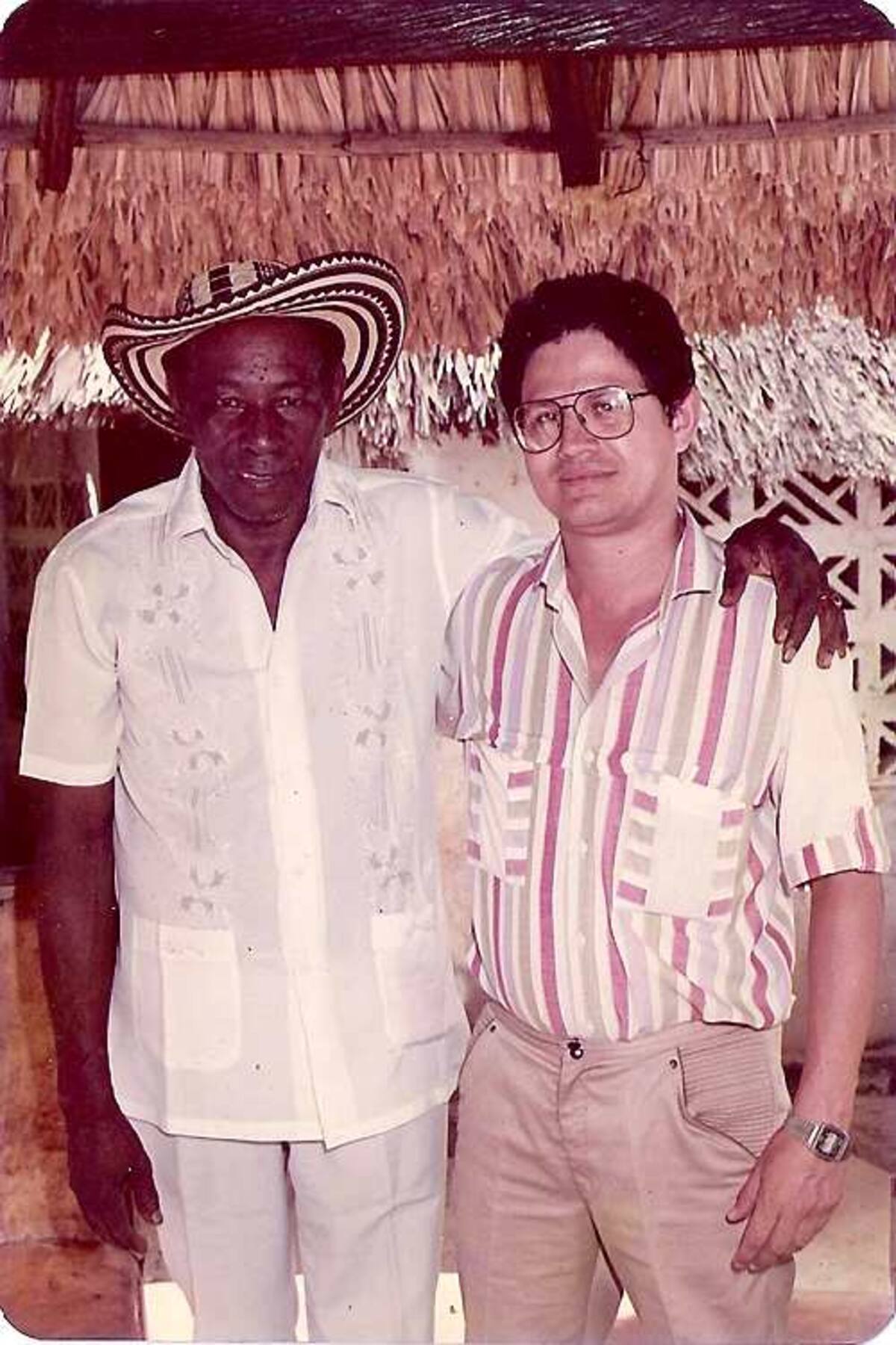 Alejo Durán en su casa de Planeta Rica en 1986 con Edgar Cortés.