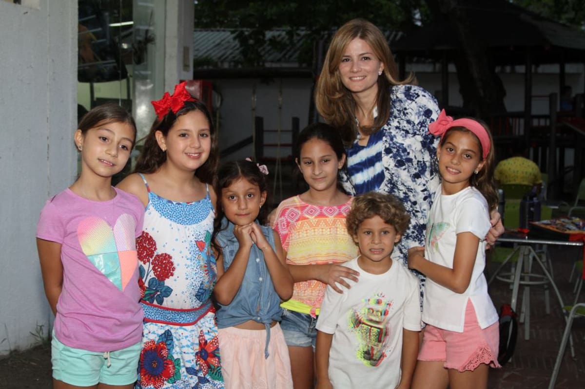 Gabriela Benedetti, Sandra Vélez, Valeria Vélez, Silvana Barbosa, Paola Dávila Pestana, Salvatore Benedetti y Julieta Gedeón.