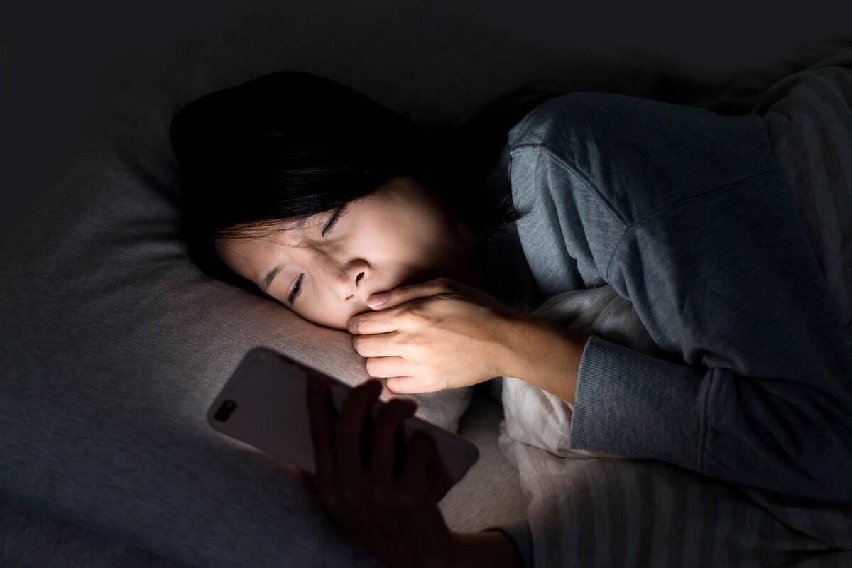 ¿Por qué abusar del chat en las noches quita el sueño y engorda?