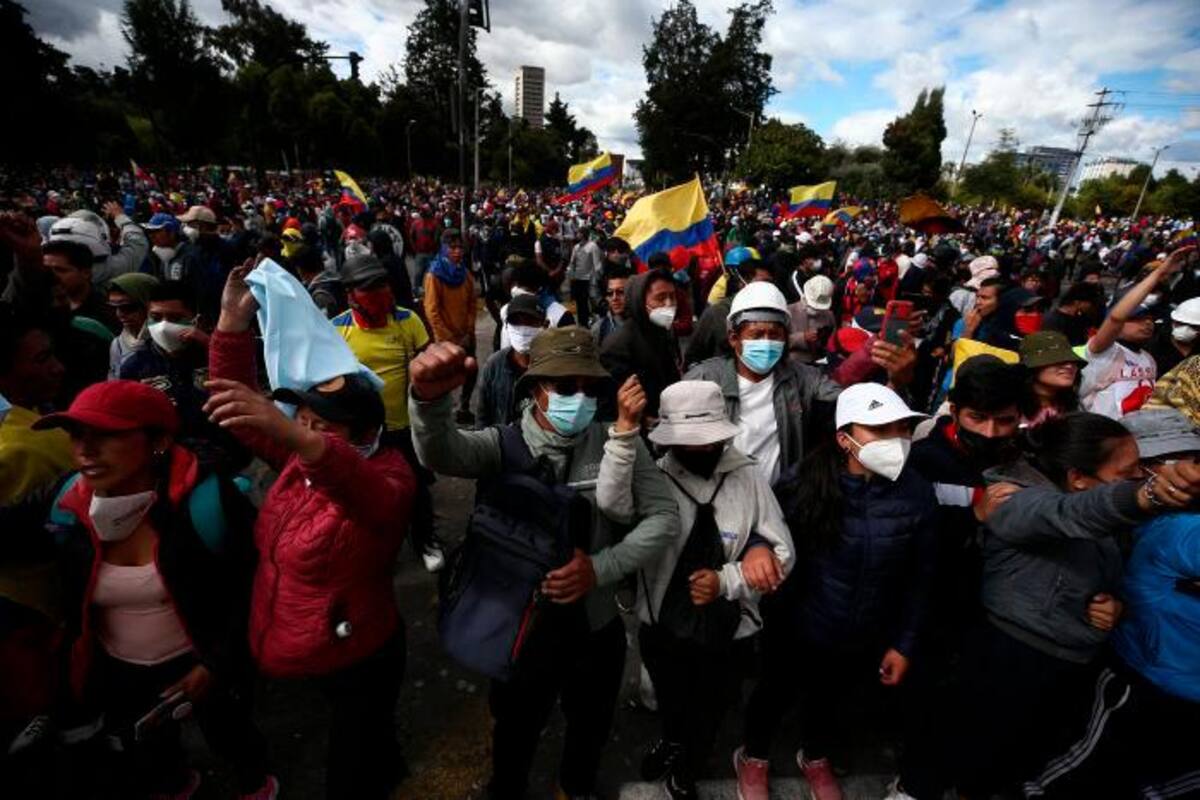 Presidente de Ecuador rebaja precios de gasolina y el diésel