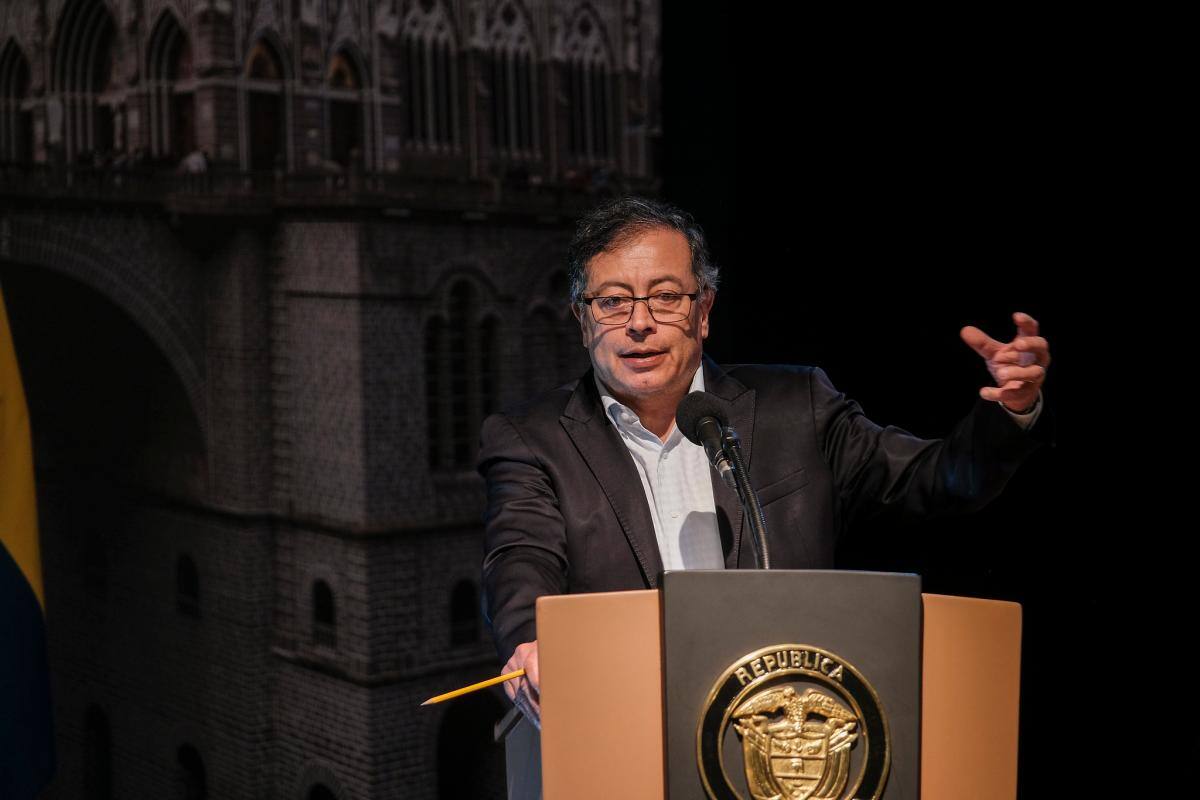 Presidente Petro rechaza ideas para metro de Bogotá propuestas por Galán