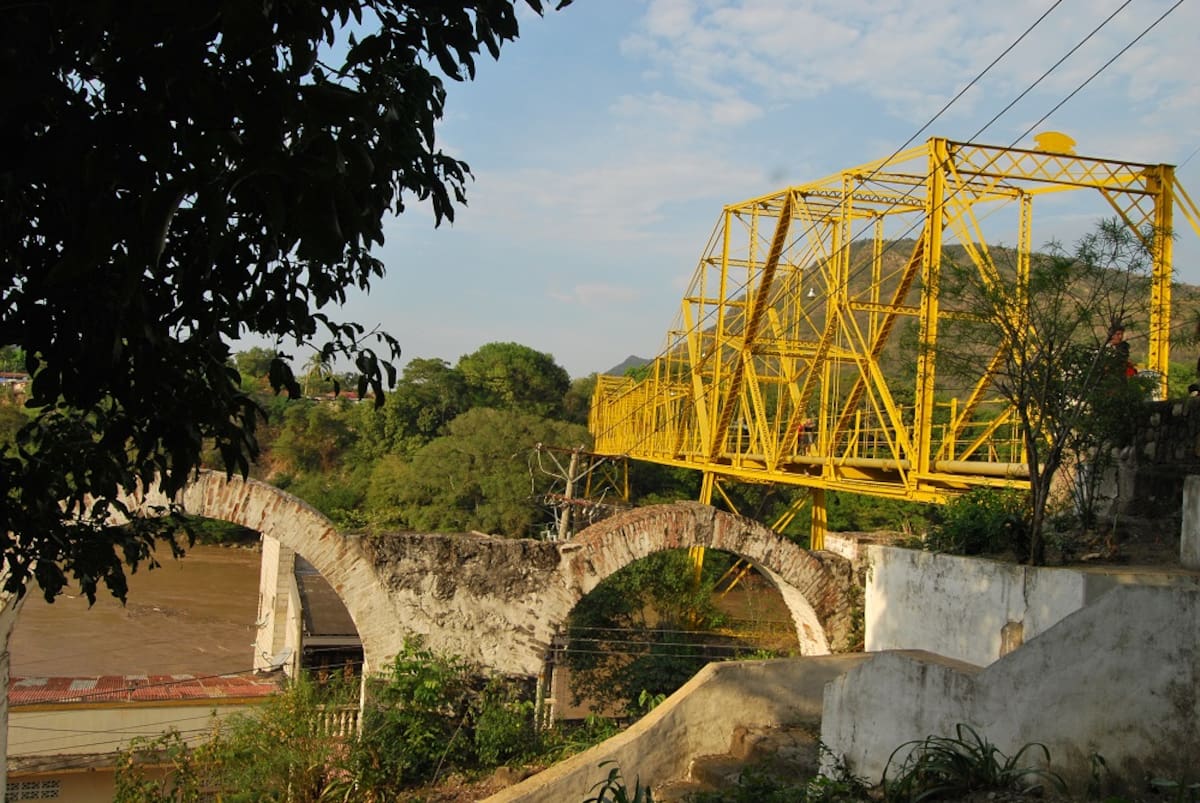 Restos del antiguo acueducto de Honda, con el Puente Navarro de fondo. El Universal