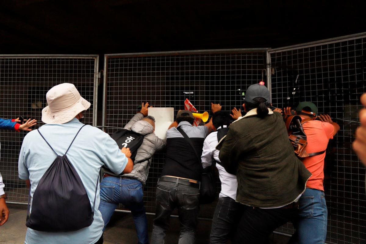 Manifestantes, intentando entrar al Palacio de Justicia, en Bogotá. // Foto: Colprensa