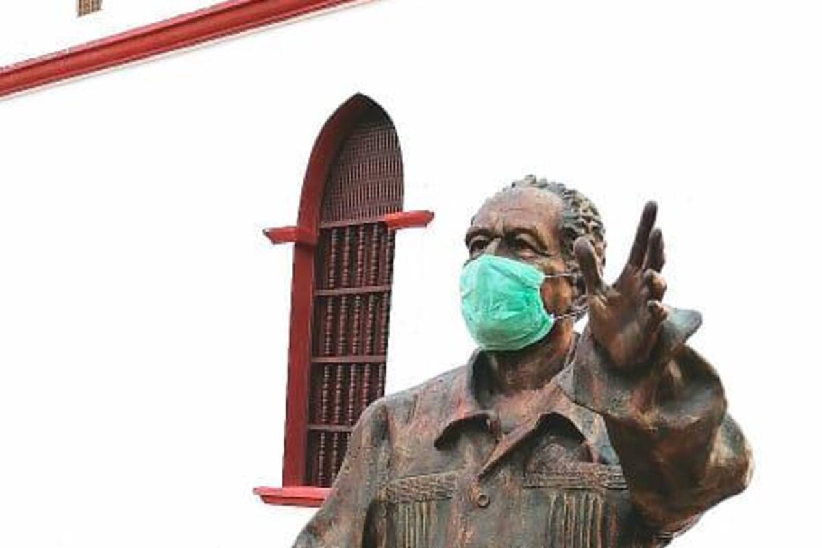 La figura de Gabo que luce un tapabocas