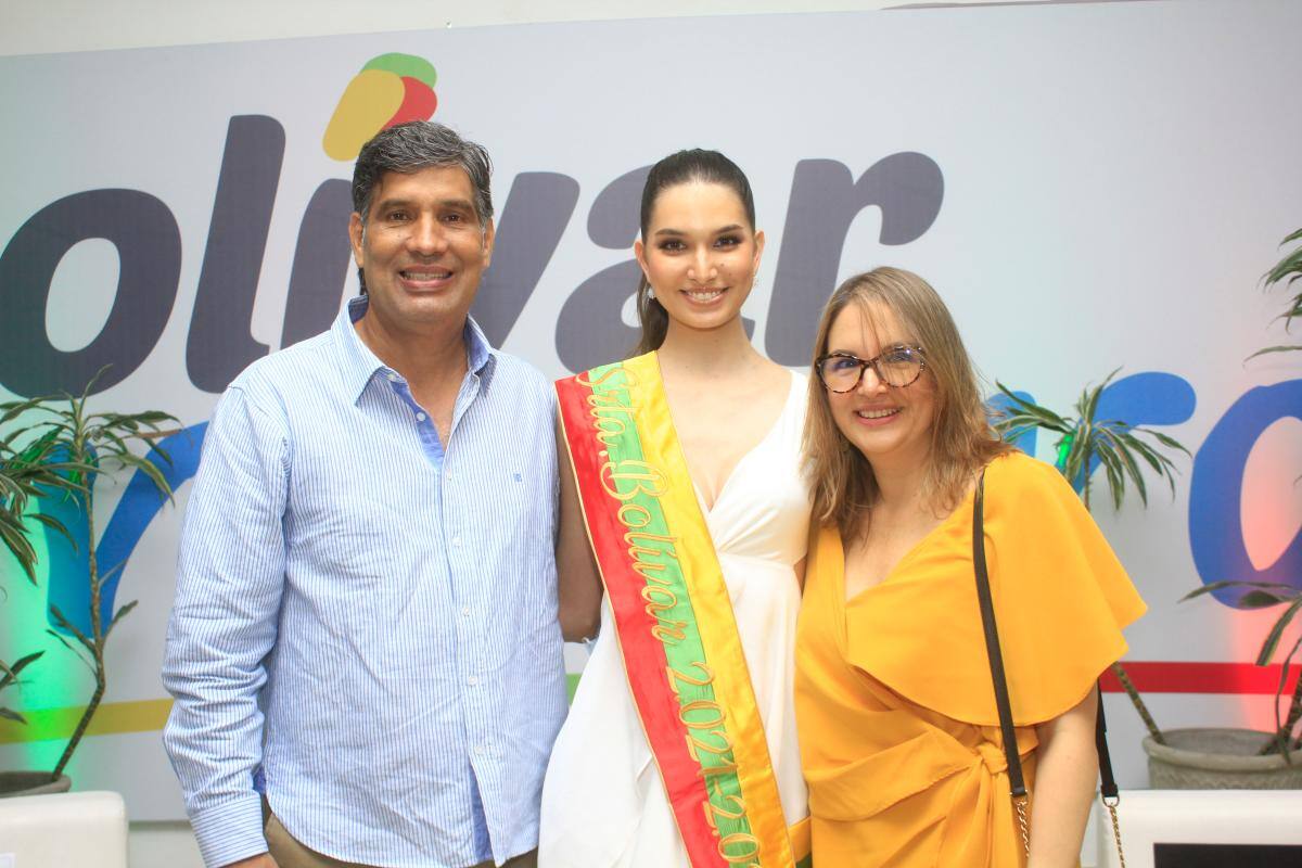 La nueva Señorita Bolívar junto a sus padres, Juan Espinosa y Guenola Guzmán.