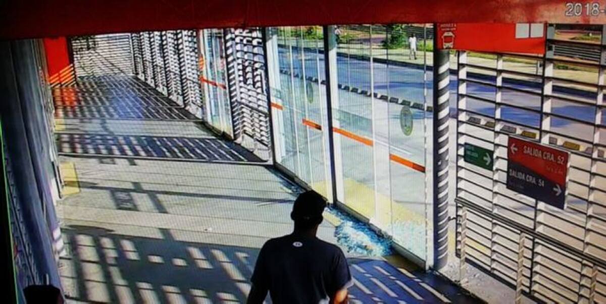 El ataque quedó grabado por las cámaras de seguridad instaladas en la estación. Cortesía.