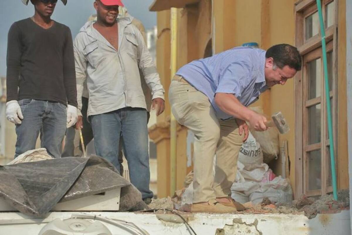 Con mona en mano el alcalde Manuel Vicente Duque propinó los primeros golpes a la construcción. Cortesía.