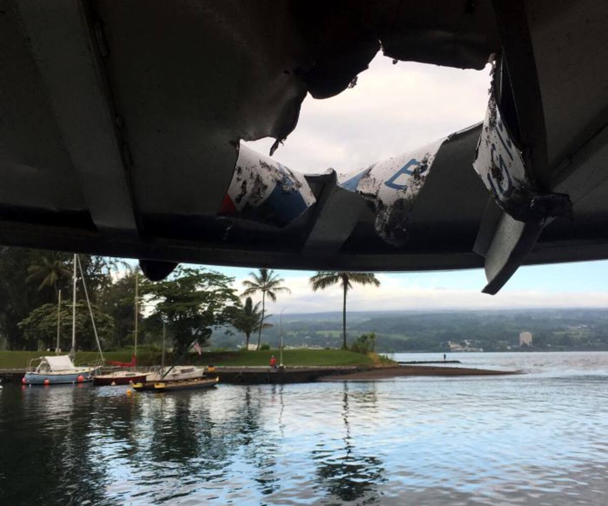 Esta foto proporcionada por el Departamento de Tierras y Recursos Naturales de Hawai muestra daños en el techo de un bote turístico después de que una explosión envió lava volando por el techo de la Isla Grande. AP