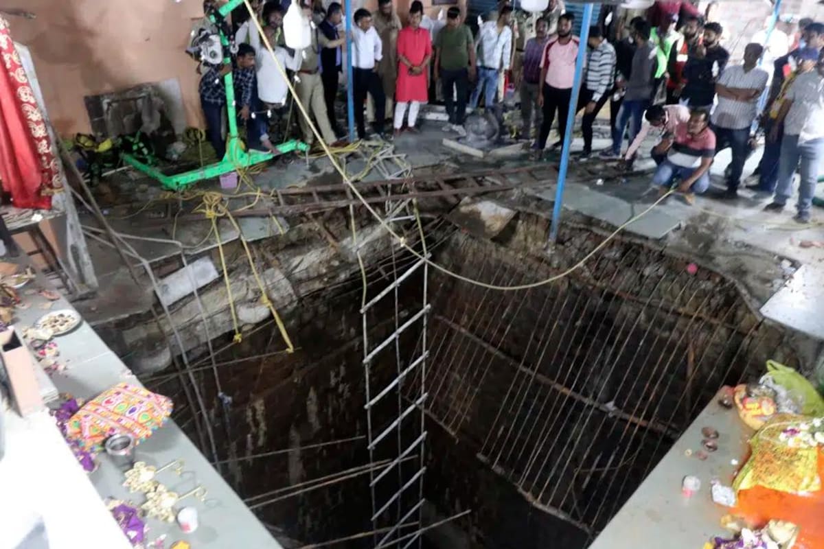 Atención: 35 muertos al derrumbarse el suelo de un templo