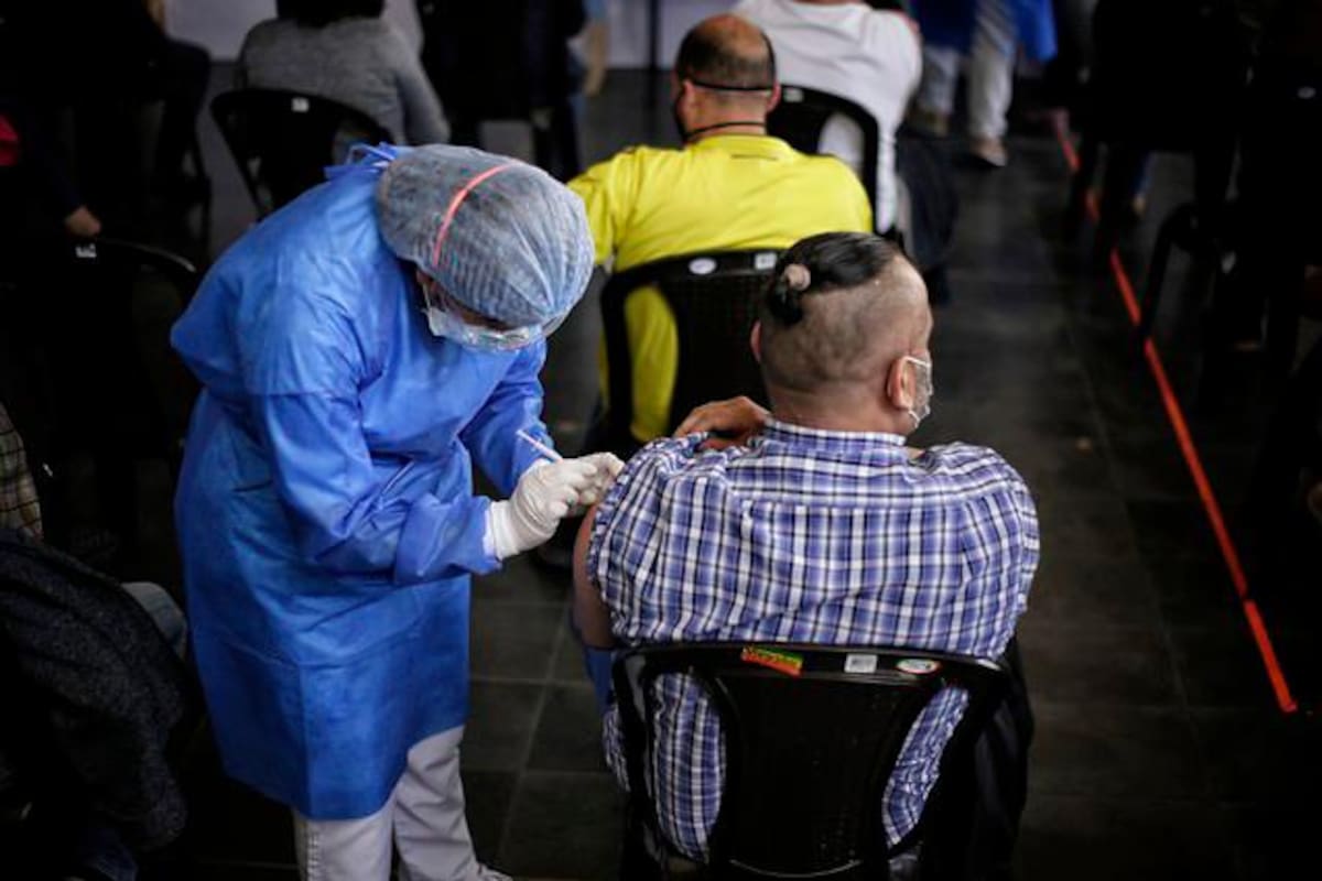 Juez ordena aplicar segunda dosis de Pfizer a los 21 días