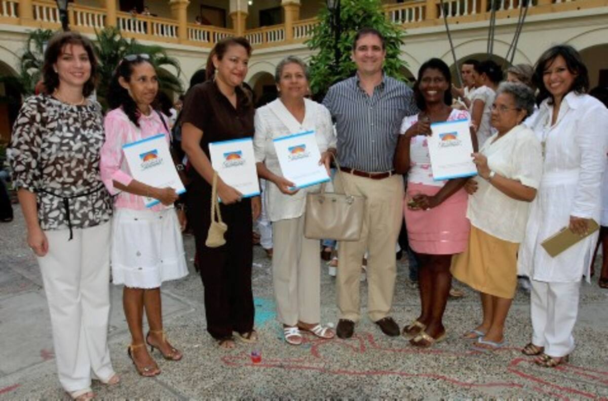 María Isabel Cañas, Consuelo Díaz, Aleis Hernández, Piedad González, Javier Zurek, Hortencia Pereira, Barsilisa Mendoza y Niebe Jiménez.