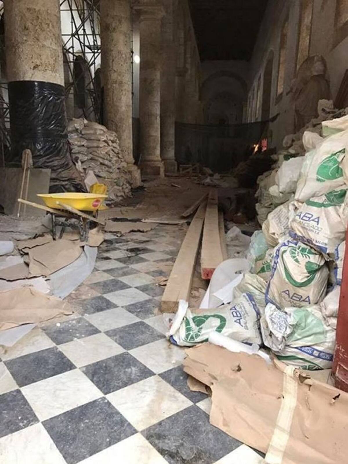 Denuncian deterioro de piso de la Catedral de Cartagena durante las obras de restauración de la cubierta de la nave central del templo. Cortesía.