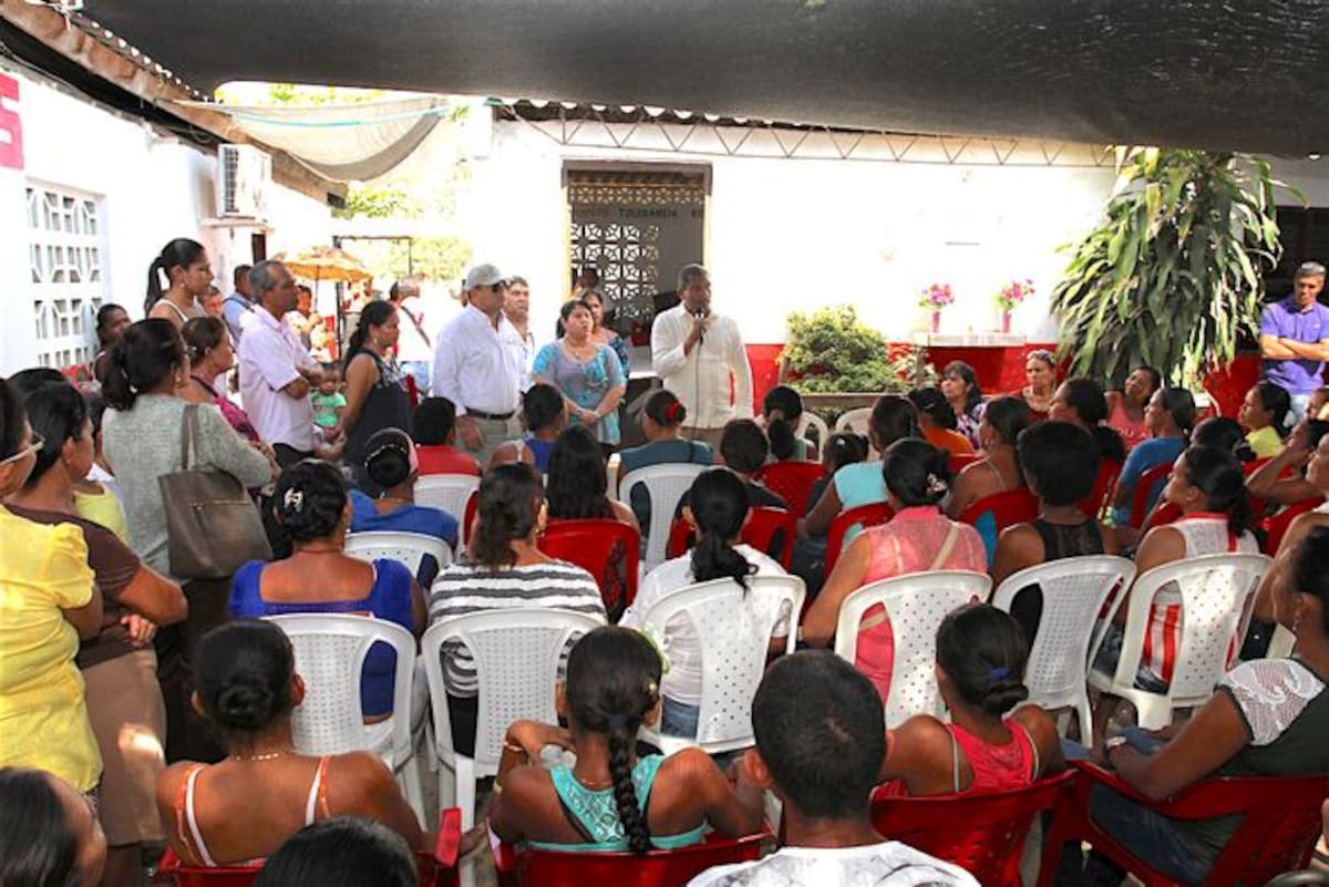 Los padres de familia escucharon los compromisos del alcalde de Turbana, Senén Cantillo y del secretario de Educación de Bolívar, Manuel Azuero Angulo, con el fin de sacar adelanta la institución educativa. Cortesía