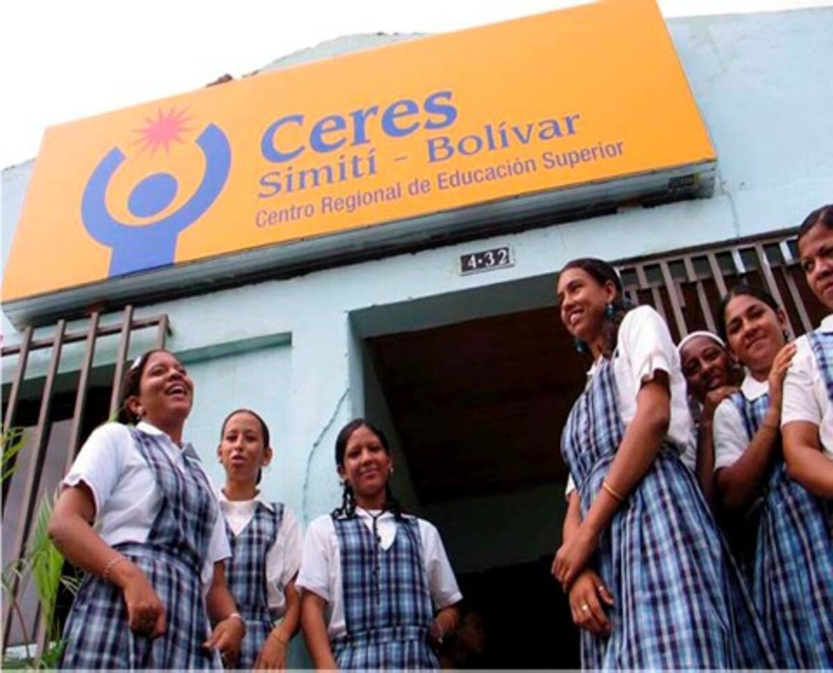Algunas de las alumnas que tomarán hoy grado en el Ce-res de Simití.