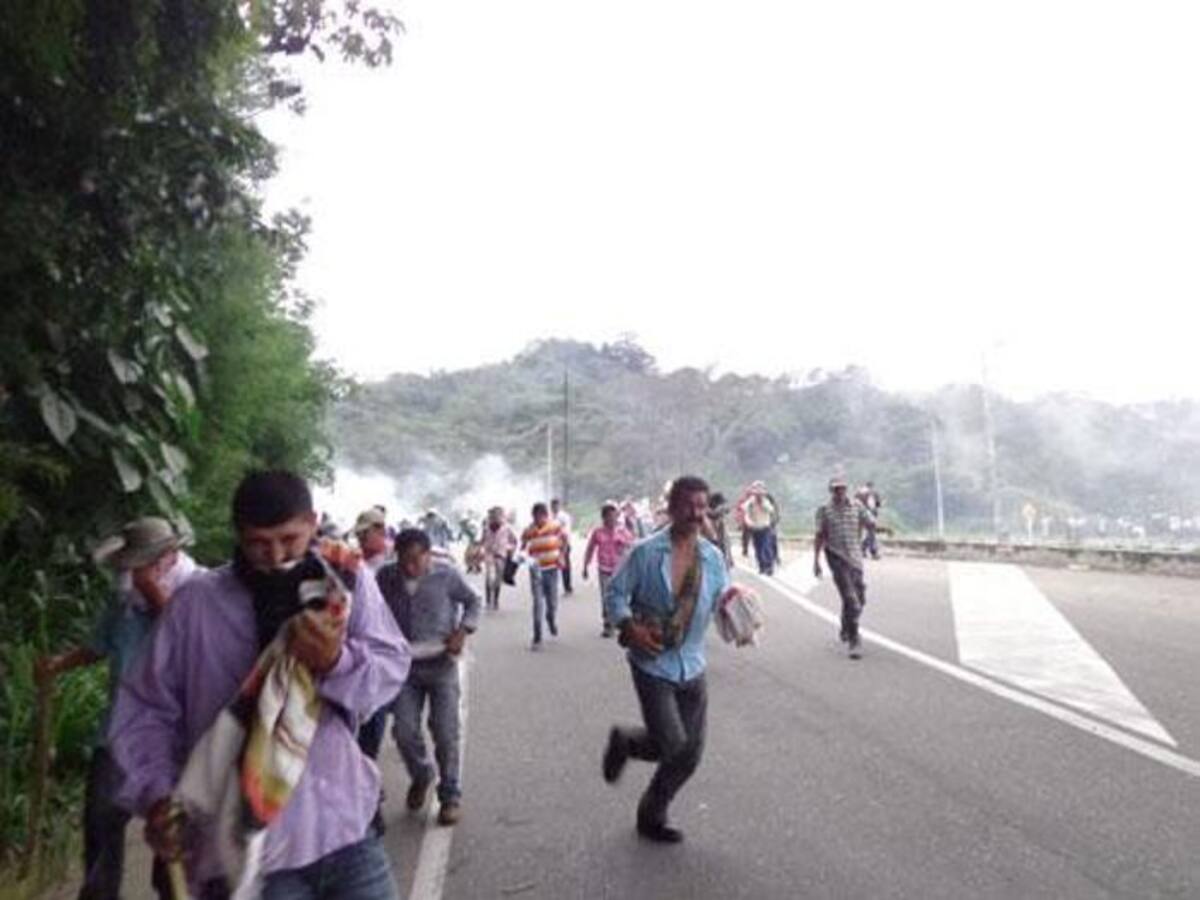 Mineros del sur de Cesar y Bolívar quemaron llantas, atravesaron tractomulas y regaron combustible en la Troncal de Oriente. Colprensa