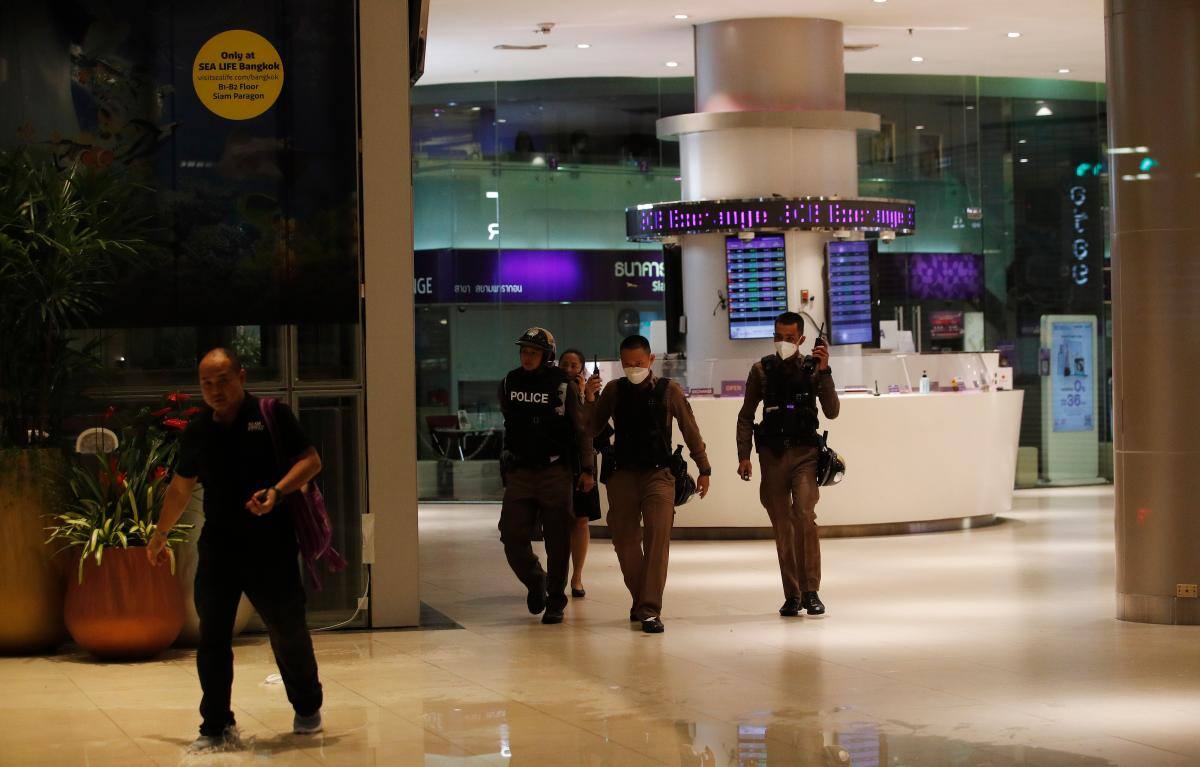 Policías tailandeses en el centro comercial Siam Paragon en Bangkok. //EFE