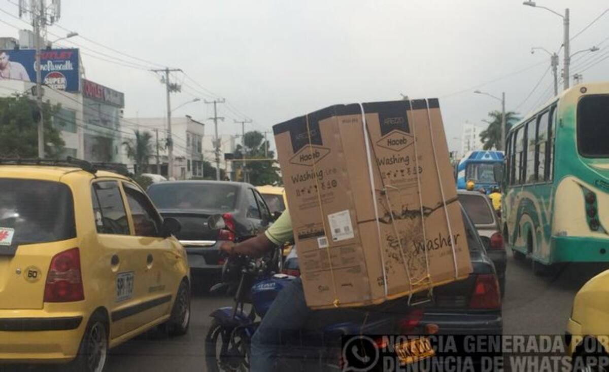 Motociclista infractor con la lavadora. CORTESÍA