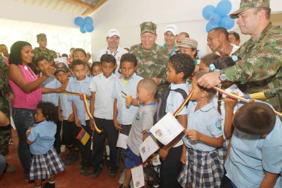 El vicealmirante César Narváez Arciniegas y los niños de la vereda Guamanga II, inauguraron la nueva escuela que tiene capacidad de atender a 90 estudiantes. JULIO CASTAÑO - EL UNIVERSAL