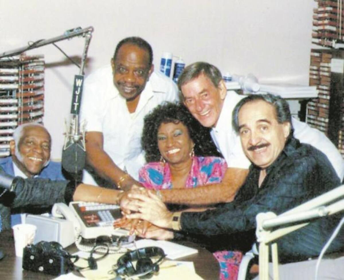 Nelson Pinedo con sus compañeros de la Sonora Matancera, Celio González, Celia Cruz, Alberto Beltrán y Pedro Knight. CORTESÍA