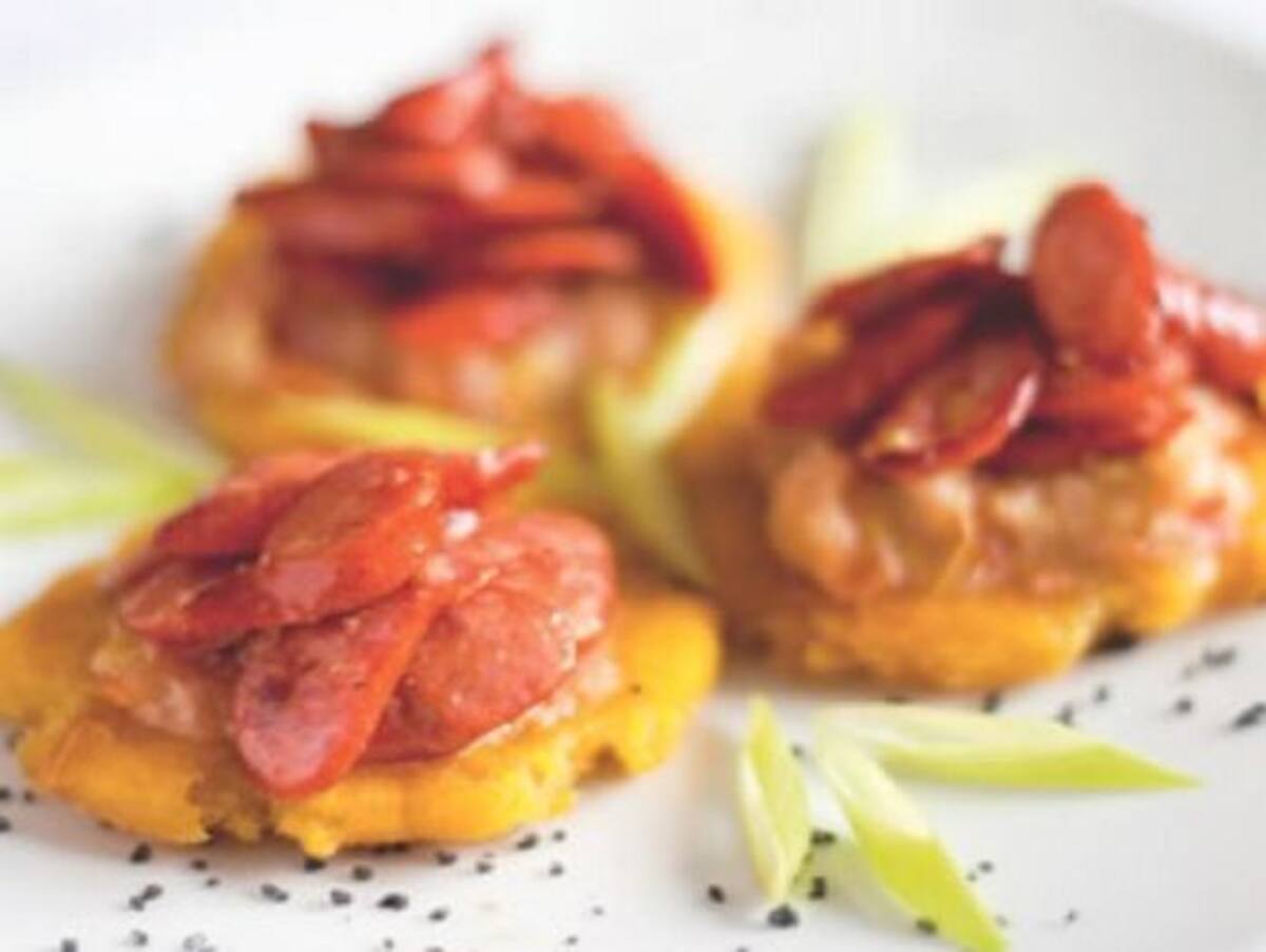 Presentación del plato Montaditos de patacón y chorizos.