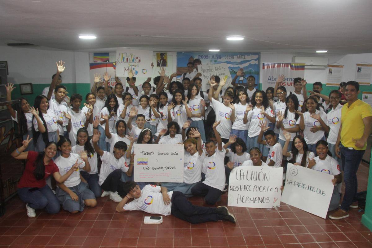 Estudiantes de Cartagena firman un pacto por la integración entre ‘vales’ y ‘panas’