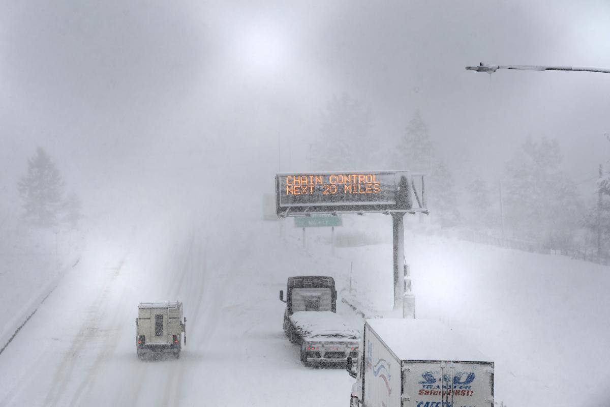 Video: fuerte nevada causa estragos en las autopistas de California