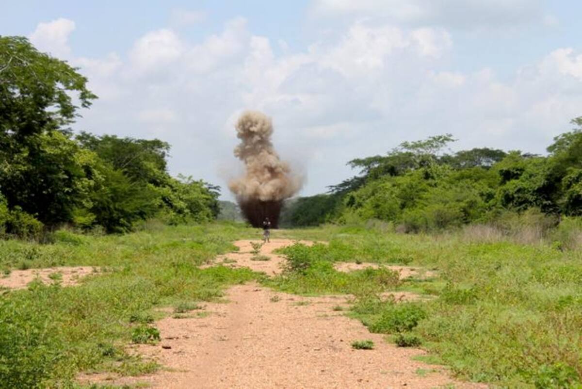 La pista fue inhabilitada mediante cargas explosivas controladas, para lo cual se efectuó un asalto aéreo helicoportado. Cortesía