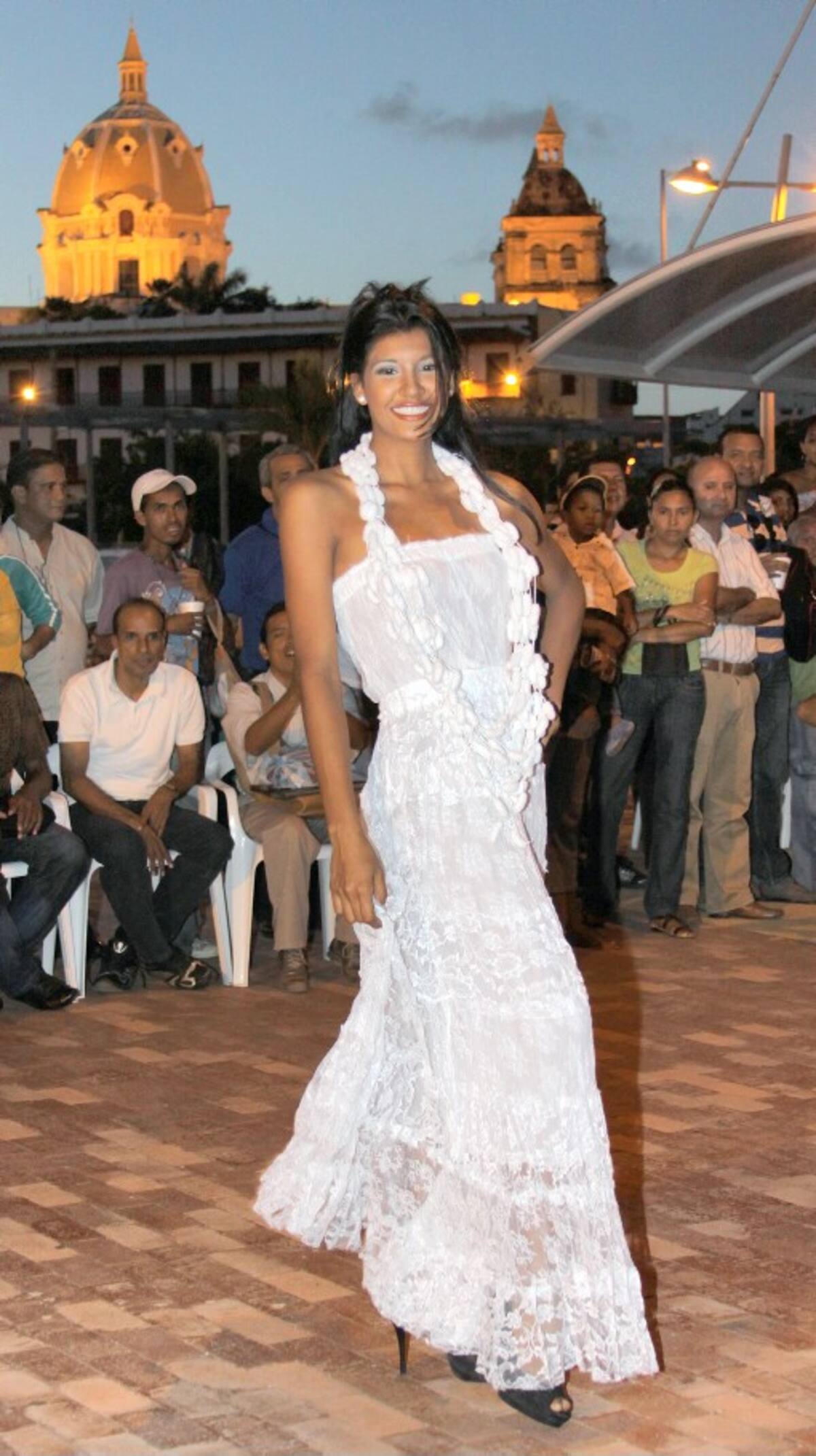 Geraldine Álvarez, con un diseño de Mary Martelo.