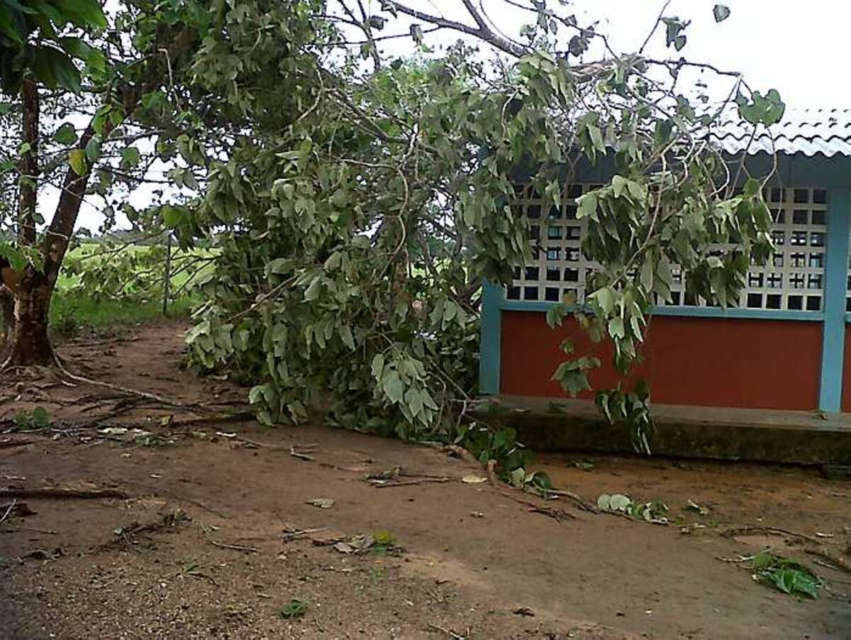 El techo de varias aulas de clase fue averiado por los vientos huracanados y dos meses después siguen sin reparar.