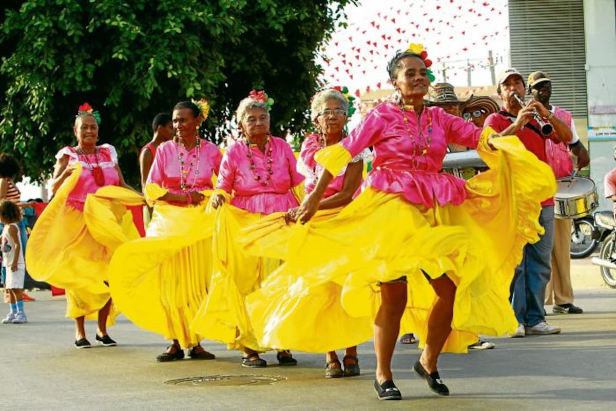 Las señoras de la tercera edad mantienen viva la tradición del cabildo del barrio Torices. JOSÉ MEJÍA - EL UNIVERSAL