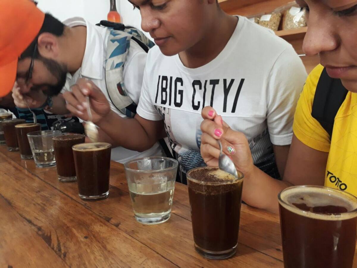 Turistas disfrutan de la cata de café. Andrea Rodríguez.