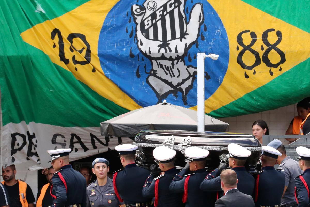 Finaliza el funeral de Pelé: los hinchas acompañarán hasta el final