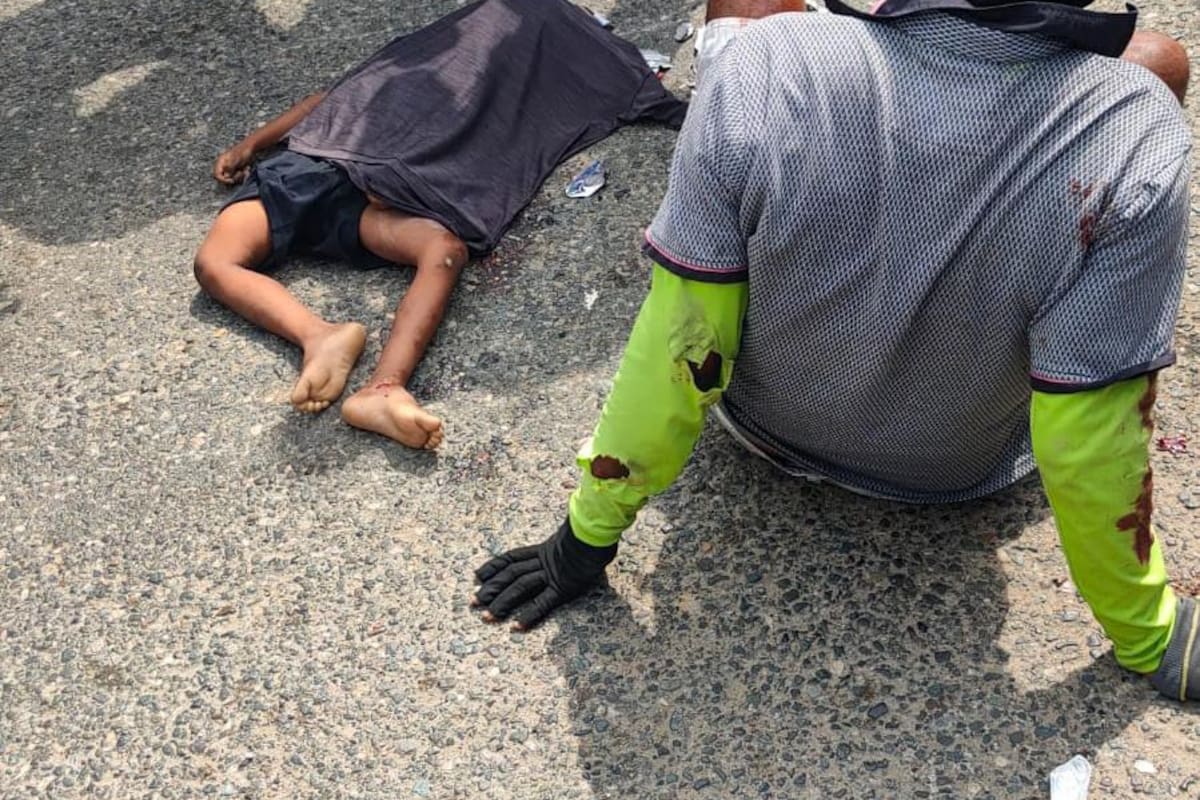 ¡Impresionante! Abuelos chocan moto contra mula y muere el nieto de 3 años