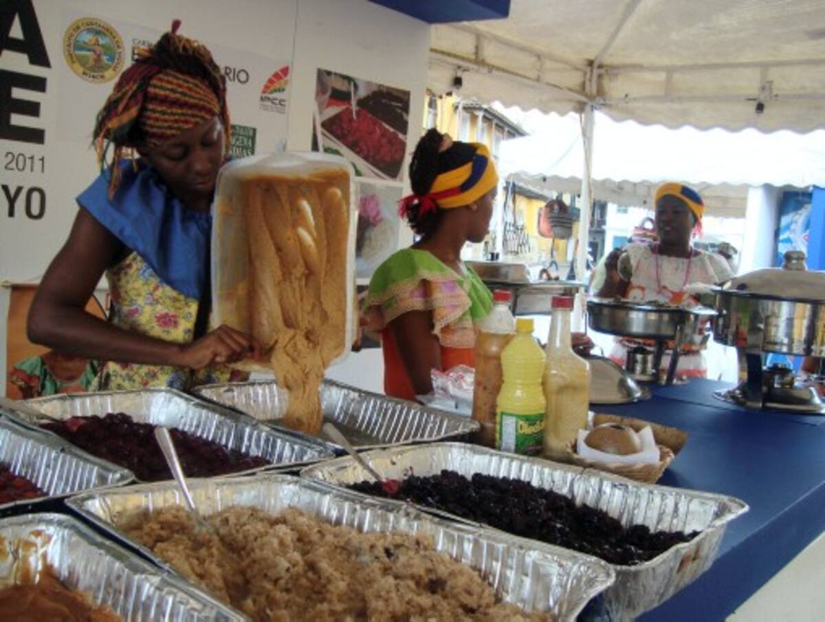 Deliciosos platos de la comida tradicional del Bolívar Gran-de, fueron los más apetecidos por los transeúntes de la Plaza de Los Coches, donde se realizó la muestra gastronómica del Festi-val de La Hamaca Grande.