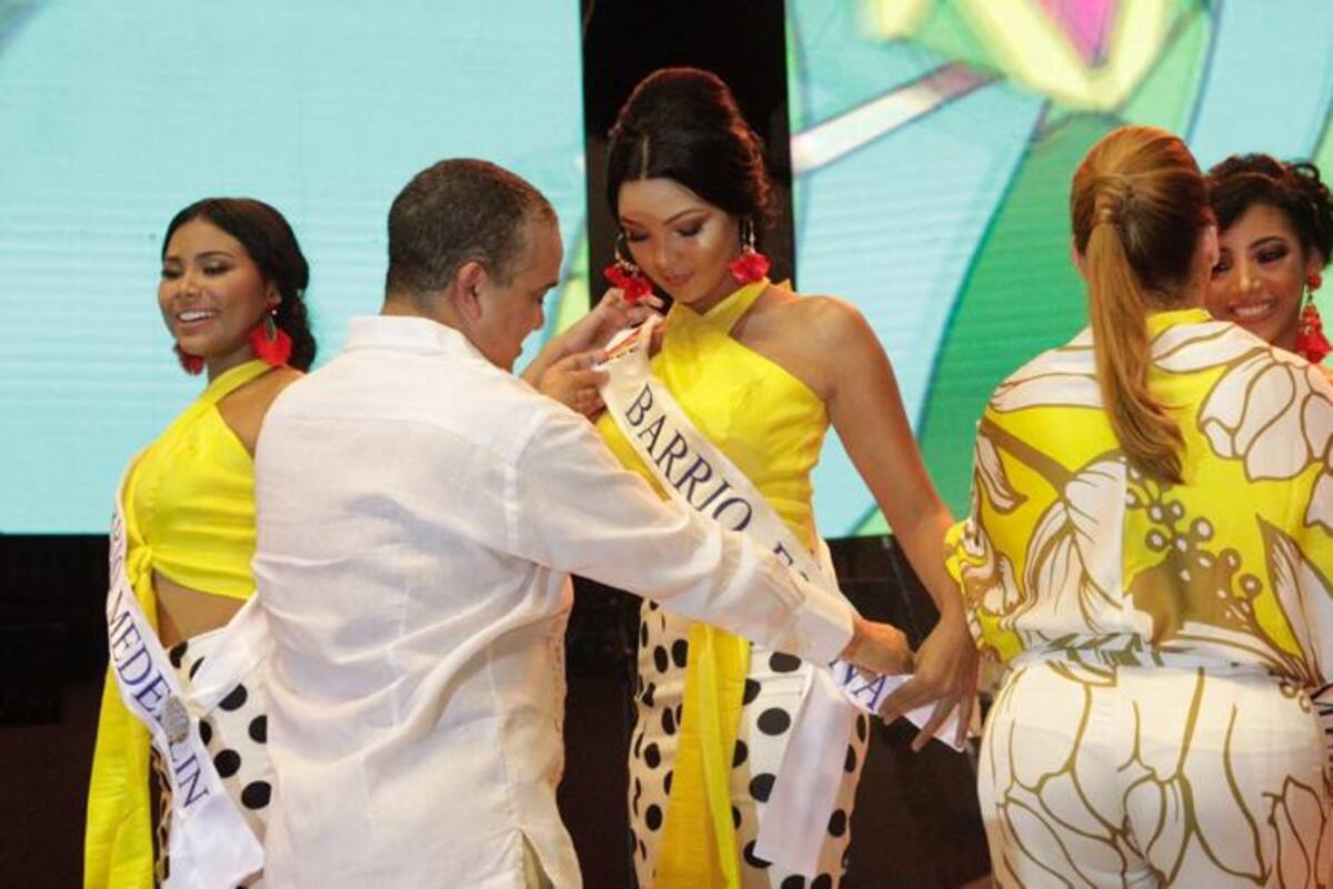 El alcalde (E) de Cartagena, Pedrito Pereira, impuso la banda a las 35 candidatas. Nayib Gaviria-El Universal