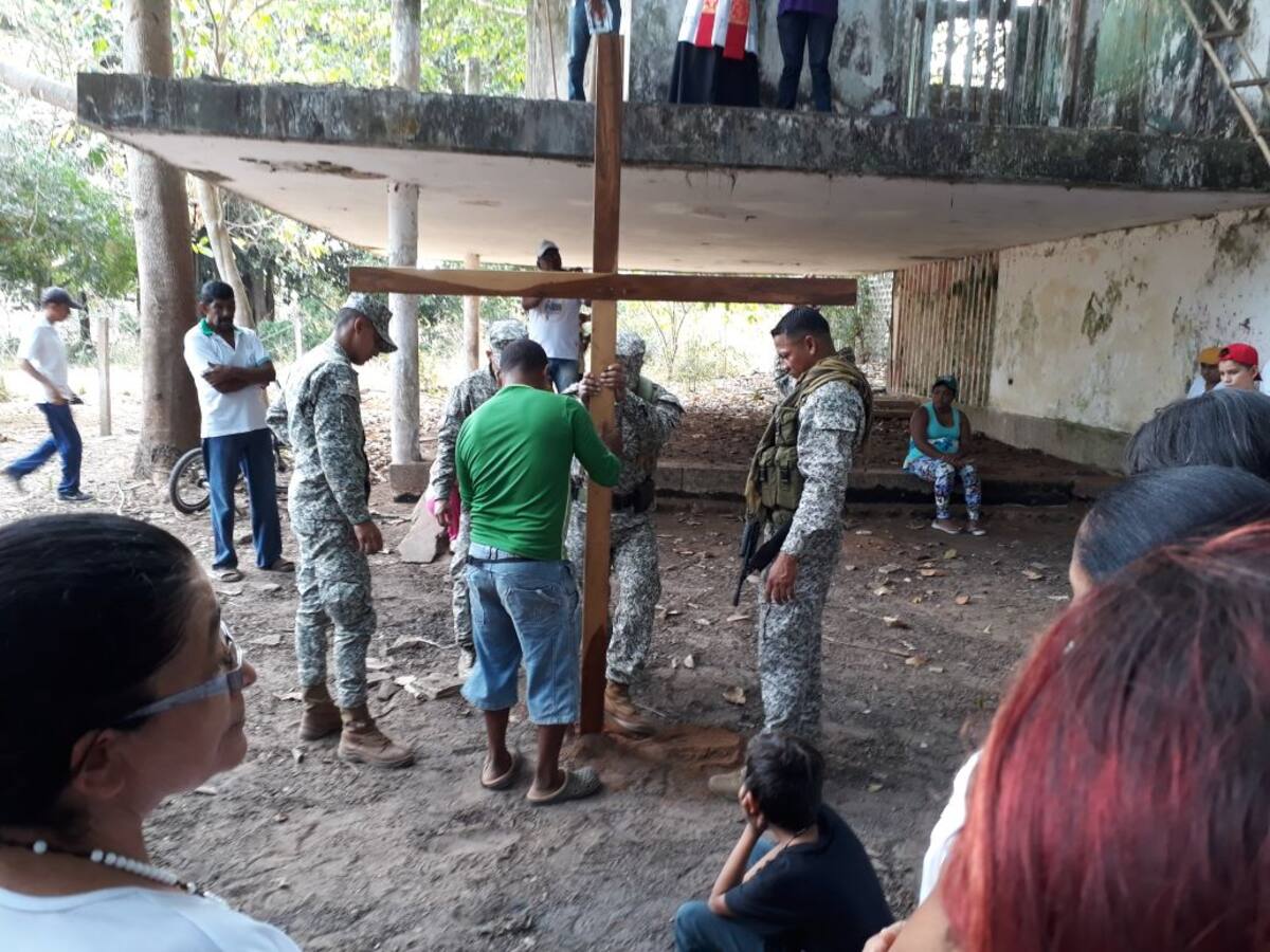 En la finca “El Palma” fue erigida una cruz de madera para poner a los pies de ella el sufrimiento que quienes vivieron en carne propia el horror de la guerra. cortesía.