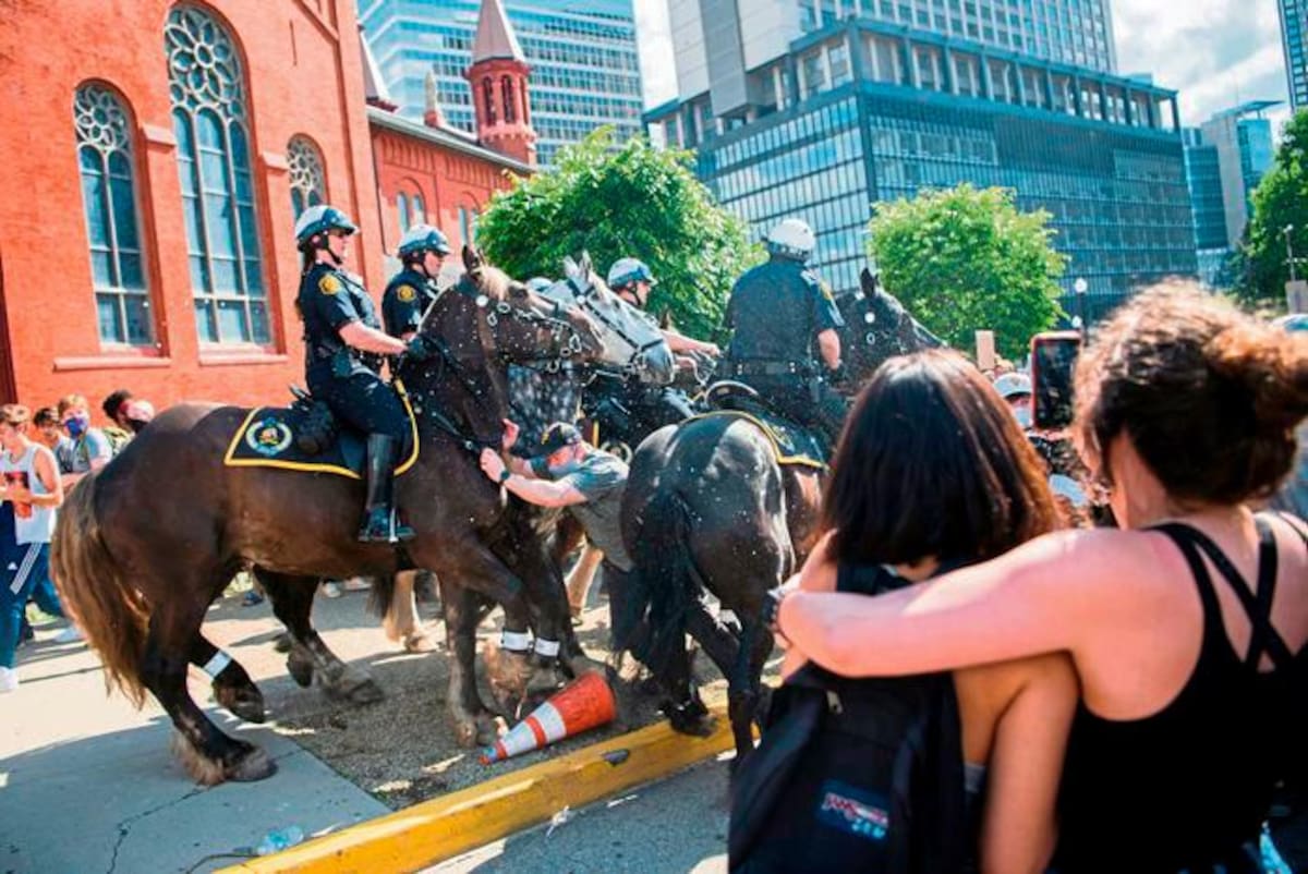 Las protestas se llevaron a cabo en ciudades de EE. UU. Por la muerte de George Floyd, un hombre negro que murió después de ser retenido por agentes de la policía de Minneapolis el 25 de mayo. Shane Dunlap / Pittsburgh Tribune-Review vía AP