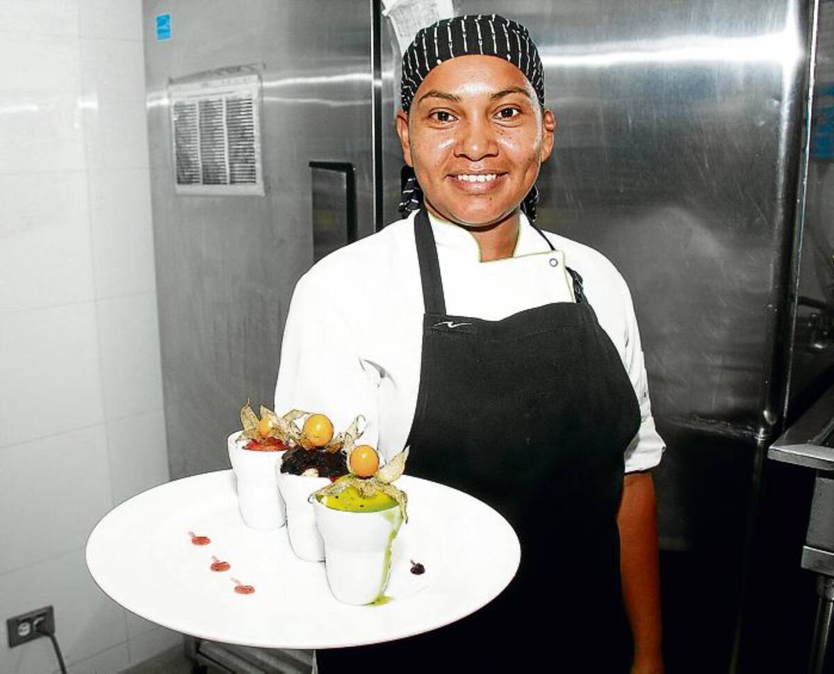 Yinis llegó al empleo con más experiencia, sin embargo su amor a la cocina le plantea hoy un nuevo reto: estudiar Supervisión de alimentos. KAILLINE GIRALDO - EL UNIVERSAL