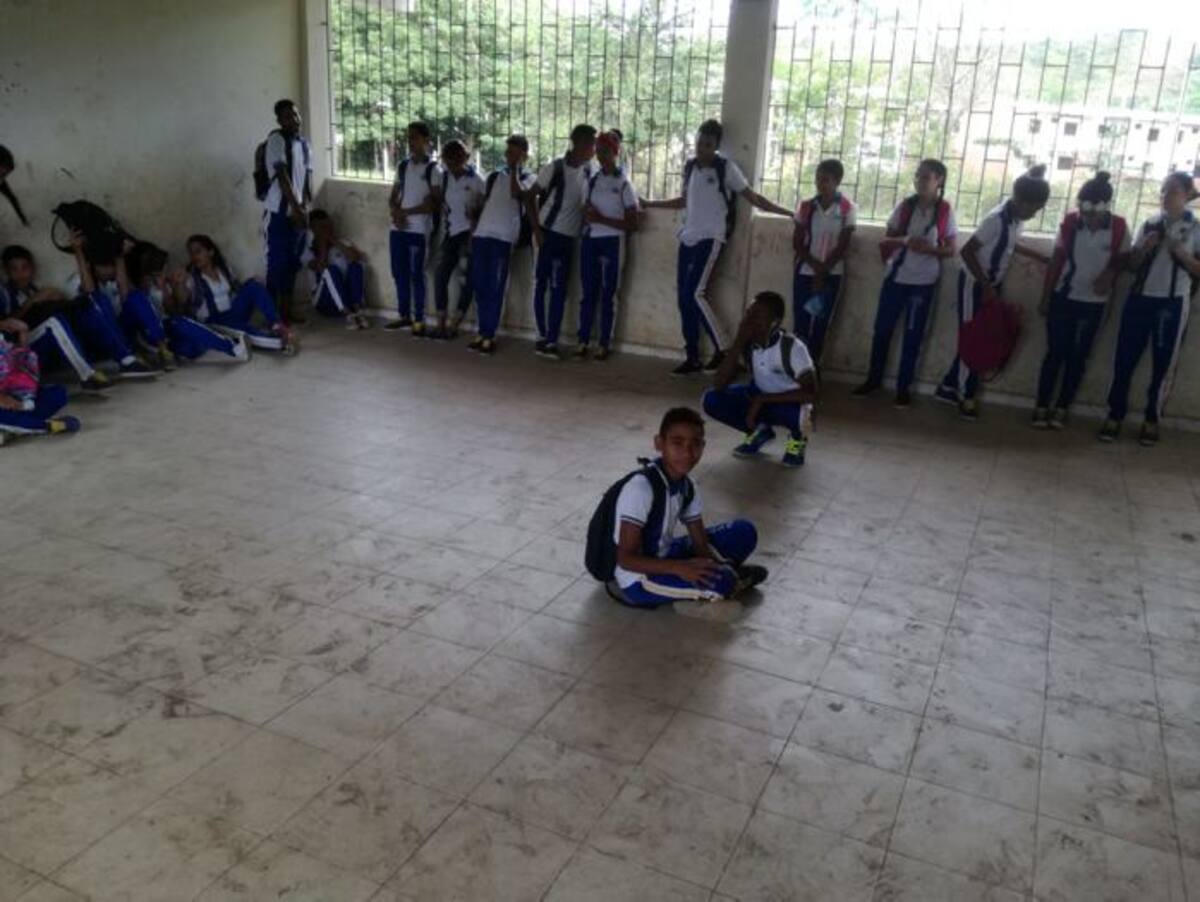 La falta de sillas y de docentes tiene desesperado a los estudiantes. Cortesía