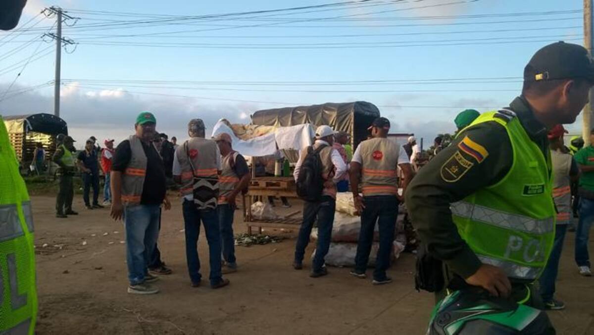 A las 7:00 de la mañana, el reporte parcial era de 50 vendedores informales desalojados del lugar a quienes les fue retirada la mercancía. Cortesía