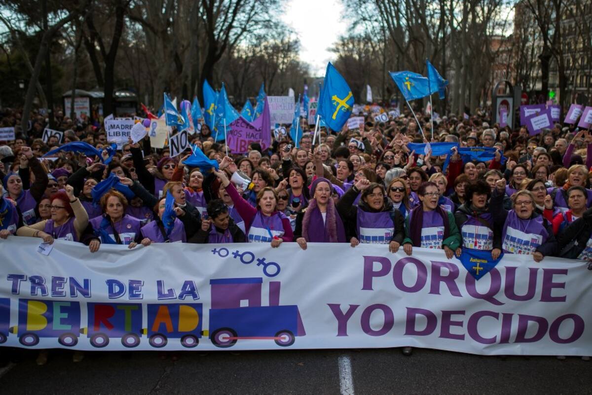 Los manifestantes coreaban lemas como "¡Nosotras parimos, nosotras decidimos!" y llevaban pancartas con frases como "Madres y padres en libertad". AP Andres Kudacki