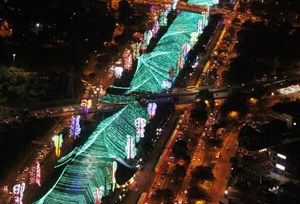 Así luce el alumbrado navideño del rió Medellín, en la capital de Antioquia. CORTESÍA ELCOLOMBIANO.COM