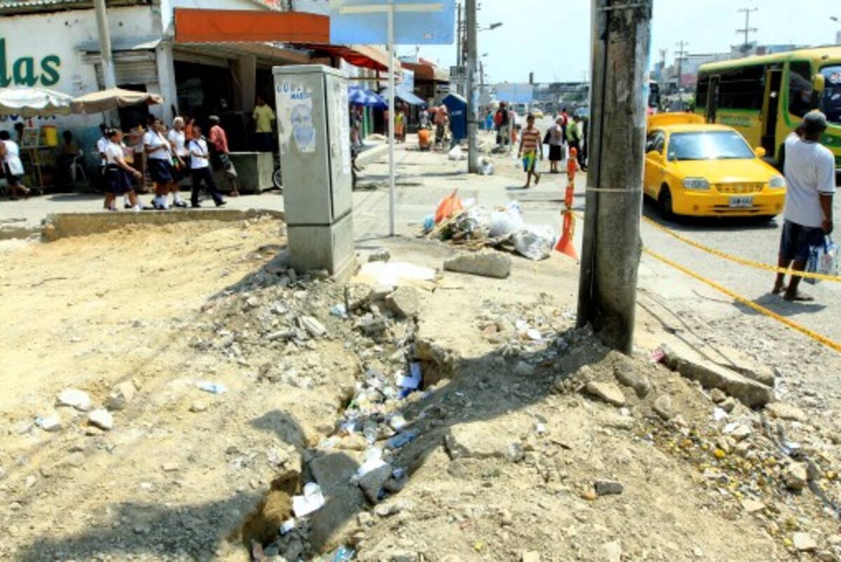 El Consorcio Cartagena 2010, a cargo de las obras del tramo 5A de Transcaribe, realiza hoy labores de limpieza y reinstalación de polisombra en las áreas por intervenir en Bazurto. JULIO CASTAÑO - EL UNIVERSAL