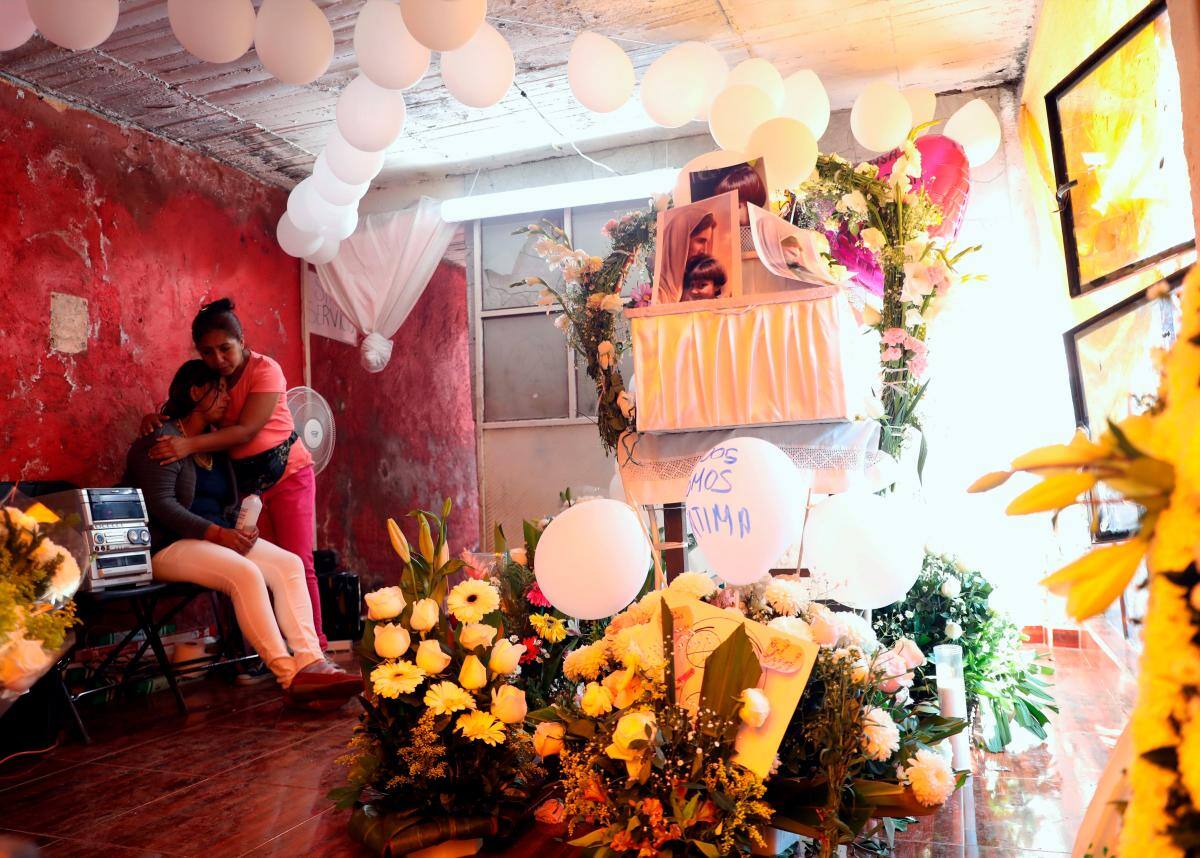 María Magdalena Anton (i) recibe el consuelo de una mujer durante el funeral de su hija Fátima este martes, en el barrio Tulyehualco de la Ciudad de México (México). EFE/ Sashenka Gutiérrez